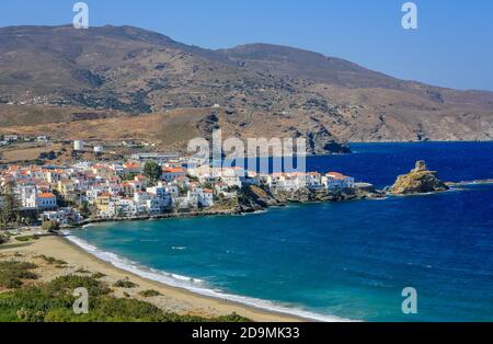 Ville d'Andros, île d'Andros, Cyclades, Grèce - paysage côtier avec la capitale Andros (Chora). Banque D'Images