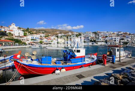 Batsi, l'île d'Andros, Cyclades, Grèce - des bateaux de pêche colorés dans le port de Batsi, la station de vacances de l'île grecque d'Andros. Banque D'Images