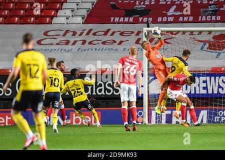 Ben Amos (13) de Charlton Athletic saute haut pour le bille Banque D'Images