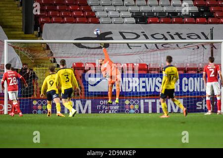 Ben Amos (13), de Charlton Athletic, fait passer le ballon la barre Banque D'Images