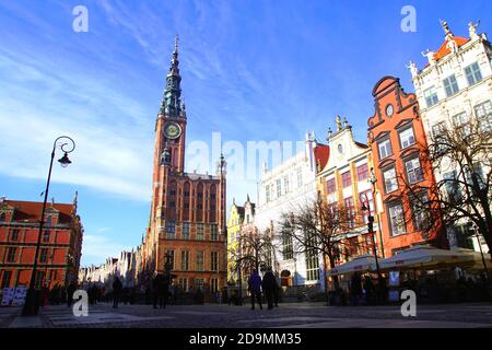 L'hôtel de ville principal et des maisons typiques sur la rue "long marché" dans la vieille ville de Gdańsk, Pologne Banque D'Images