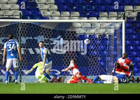 Adebayo Akinfenwa (20) de Wycombe Wanderers tente un tir objectif Banque D'Images