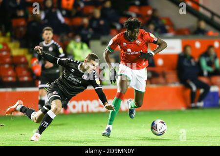 Elijah Adebayo (11) de Walsall protège le ballon de la Jordanie Tunnicliffe (19) de Crawley Town Banque D'Images