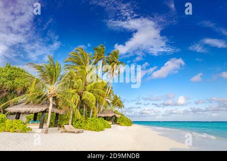 Fond tropical de plage comme paysage d'été avec balançoire de plage ou hamac et sable blanc et mer calme pour la bannière de plage. Des vacances parfaites sur la plage Banque D'Images