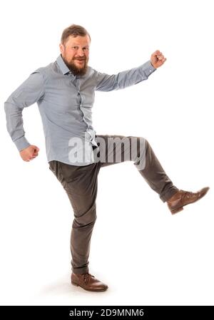 Joyeux barbu homme en chemise marcher portrait de studio sur blanc arrière-plan Banque D'Images