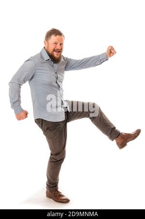 Joyeux barbu homme en chemise marcher portrait de studio sur blanc arrière-plan Banque D'Images