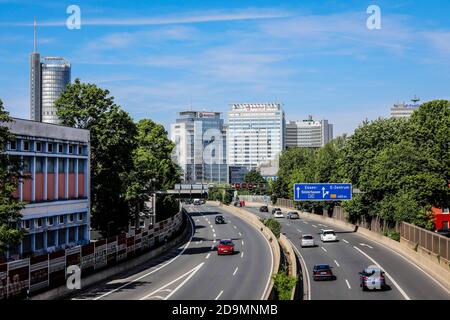 Essen, région de la Ruhr, Rhénanie-du-Nord-Westphalie, Allemagne, vue sur la ville avec le siège d'Evonik, l'autoroute A40 et la tour RWE. Banque D'Images