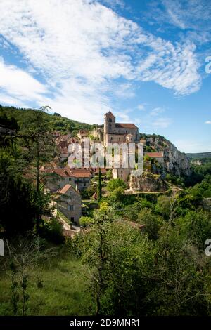 St Cirq Lapopie, situé au-dessus du Lot, a été à juste titre élu l'un des « plus beaux villages de France ». Il est très populaire auprès des visiteurs. Banque D'Images
