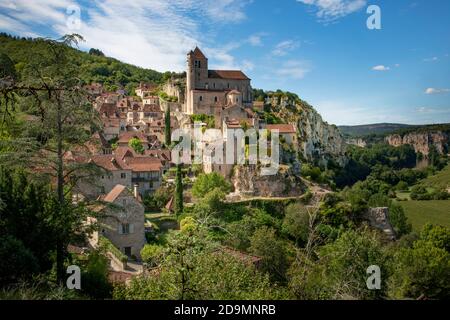 St Cirq Lapopie, situé au-dessus du Lot, a été à juste titre élu l'un des « plus beaux villages de France ». Il est très populaire auprès des visiteurs. Banque D'Images