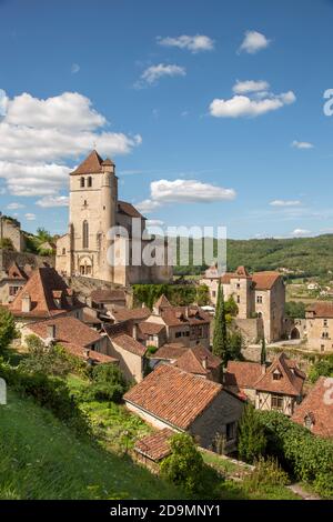 St Cirq Lapopie, situé au-dessus du Lot, a été à juste titre élu l'un des « plus beaux villages de France ». Il est très populaire auprès des visiteurs. Banque D'Images