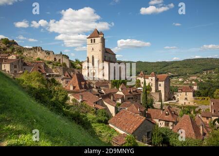 St Cirq Lapopie, situé au-dessus du Lot, a été à juste titre élu l'un des « plus beaux villages de France ». Il est très populaire auprès des visiteurs. Banque D'Images