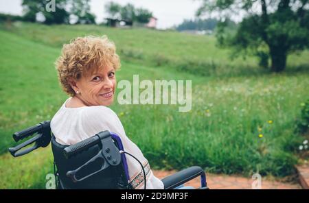 Senior woman in wheelchair Banque D'Images