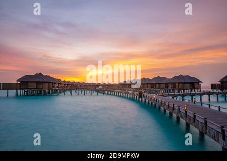 Panorama incroyable sur la plage. Vue sur la mer au coucher du soleil sur les Maldives. Horizon avec mer et ciel. Paysage tranquille, tourisme et bannière de voyage Banque D'Images