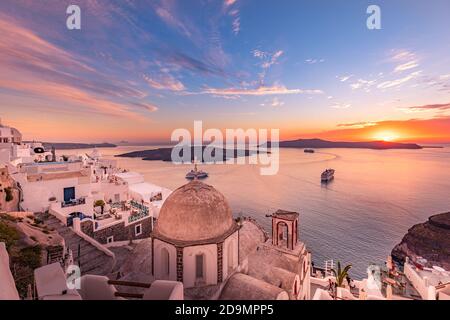 Fantastique vue en soirée de l'île de Santorini magique été coucher de soleil paysage de la baie de mer avec ciel coloré, bateaux de croisière sur la célèbre architecture blanche Banque D'Images
