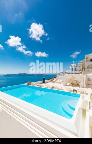 Vacances romantiques Santorini stations avec piscine à débordement et vue sur la mer. Superbe paysage de voyage d'été et architecture blanche, destination lune de miel Banque D'Images