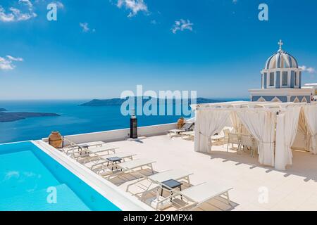 Vacances romantiques Santorini stations avec piscine à débordement et vue sur la mer. Superbe paysage de voyage d'été et architecture blanche, destination lune de miel Banque D'Images