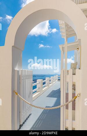Ciel bleu avec porte blanche et belle vue sur la mer. Une caldeira étonnante à l'architecture blanche. Voyage d'été de luxe et destination de vacances romantique humeur Banque D'Images