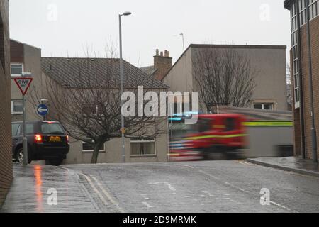 Ayr, Ayrshire, Écosse, Royaume-Uni. Un moteur d'incendie sur les lumières bleues vitesse le long de la route dans l'environnement urbain de la ville , image floue pour montrer le mouvement Banque D'Images