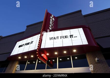 Cary, Caroline du Nord, États-Unis. 6 novembre 2020. Le soleil se lève trois jours après le jour de l'élection sur le chapiteau de l'Improv in Cary de Raleigh, NC alors que la nation continue d'attendre les résultats de l'élection présidentielle. Crédit : Bob Karp/ZUMA Wire/Alay Live News Banque D'Images