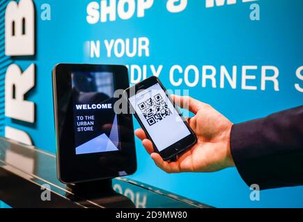 Autorisation de code d'accès avec code QR dans le magasin urbain du futur 24/7, paiement mobile avec téléphone mobile et code QR, stand d'exposition de Wanzl, salon Euroshop, Düsseldorf, Rhénanie-du-Nord-Westphalie, Allemagne Banque D'Images