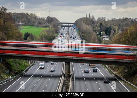 Erkrath, Rhénanie-du-Nord-Westphalie, Allemagne, paysage de circulation, circulation routière et trafic S-Bahn se croisent sur l'autoroute A3. Banque D'Images