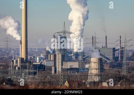 Essen, région de la Ruhr, Rhénanie-du-Nord-Westphalie, Allemagne, paysage industriel dans la région de la Ruhr, à gauche l'usine d'incinération des déchets RWE Essen Carnap, à l'arrière à droite l'usine de cokéfaction Prosper à Bottrop, en face des maisons résidentielles sur la rivière Emscher Banque D'Images