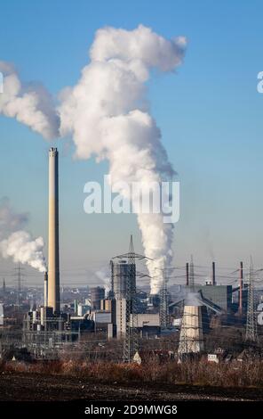 Essen, région de la Ruhr, Rhénanie-du-Nord-Westphalie, Allemagne, paysage industriel dans la région de la Ruhr, à gauche l'usine d'incinération des déchets RWE Essen Carnap, à l'arrière à droite l'usine de cokéfaction Prosper à Bottrop, en face des maisons résidentielles sur la rivière Emscher Banque D'Images