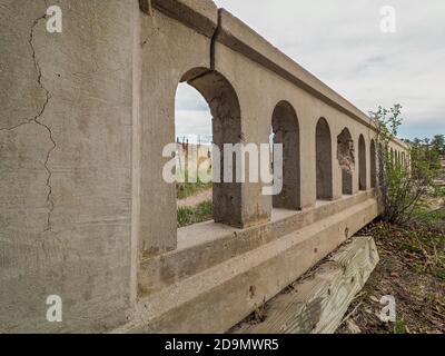 Main courante de l'ancien pont, sentier de la zone de préservation de l'est du Canyon, parc national de Castlewood, Franktown, Colorado. Banque D'Images