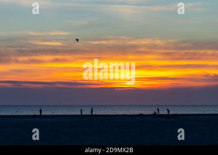 Détente sur la mer des Wadden et sur la plage de Saint Peter Ording, Mer du Nord au coucher du soleil. Banque D'Images