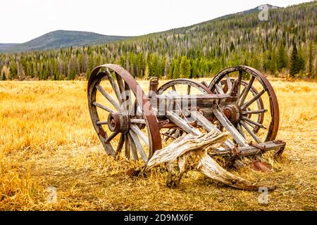 Vieux wagon en bois d'époque abandonné et cassé sur un pré doré dans le Colorado Banque D'Images