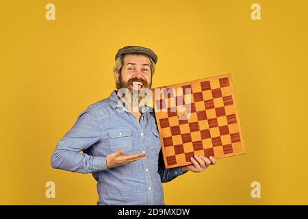 Championnat. Stratégie, gestion ou concept de leadership. Jouer aux échecs sur le plateau. Jeu logique de carte. Homme jouant aux échecs. Retour à l'école. pièces d'échecs et planche. Jeu de réussite de la compétition. Banque D'Images