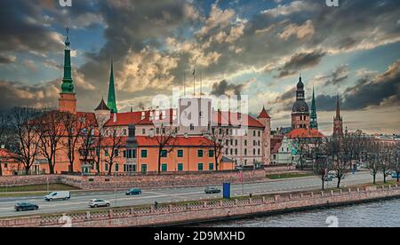 Vue panoramique sur la vieille ville de Riga, sur la rivière Daugava. Paysage urbain avec tours d'église anciennes et château médiéval Banque D'Images