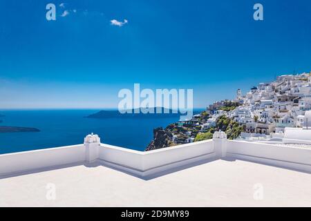 Paysage incroyable, terrasse avec vue sur la mer. Architecture blanche sur l'île de Santorin, Grèce. Concept de destinations de voyage de luxe, vacances d'été incroyables Banque D'Images