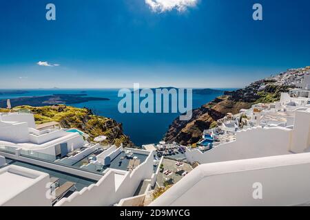 L''île de Santorin regorge de cafés et d''hôtels donnant sur la mer Égée et la caldeira volcanique. Voyage d'été de luxe et destination de vacances de blanc Banque D'Images