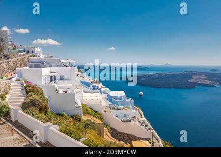 L''île de Santorin regorge de cafés et d''hôtels donnant sur la mer Égée et la caldeira volcanique. Voyage d'été de luxe et destination de vacances de blanc Banque D'Images