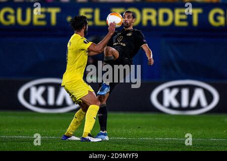 VILLARREAL, ESPAGNE - NOVEMBRE 05 : Raul Albiol de Villarreal CF, Nick Blackman de Maccabi tel-Aviv lors du match de l'UEFA Europa League entre Villareal CF et Maccabi tel-Aviv à l'Estadio de la Ceramica le 05 novembre 2020 à Villarreal, Espagne. (Photo de Pablo MoranoOrange Pictures) Banque D'Images