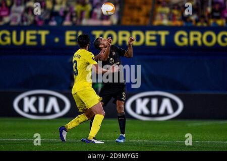 VILLARREAL, ESPAGNE - NOVEMBRE 05 : Raul Albiol de Villarreal CF, Nick Blackman de Maccabi tel-Aviv lors du match de l'UEFA Europa League entre Villareal CF et Maccabi tel-Aviv à l'Estadio de la Ceramica le 05 novembre 2020 à Villarreal, Espagne. (Photo de Pablo MoranoOrange Pictures) Banque D'Images