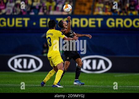 VILLARREAL, ESPAGNE - NOVEMBRE 05 : Raul Albiol de Villarreal CF, Nick Blackman de Maccabi tel-Aviv lors du match de l'UEFA Europa League entre Villareal CF et Maccabi tel-Aviv à l'Estadio de la Ceramica le 05 novembre 2020 à Villarreal, Espagne. (Photo de Pablo MoranoOrange Pictures) Banque D'Images