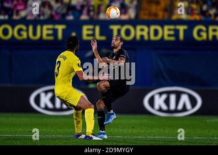 VILLARREAL, ESPAGNE - NOVEMBRE 05 : Raul Albiol de Villarreal CF, Nick Blackman de Maccabi tel-Aviv lors du match de l'UEFA Europa League entre Villareal CF et Maccabi tel-Aviv à l'Estadio de la Ceramica le 05 novembre 2020 à Villarreal, Espagne. (Photo de Pablo MoranoOrange Pictures) Banque D'Images