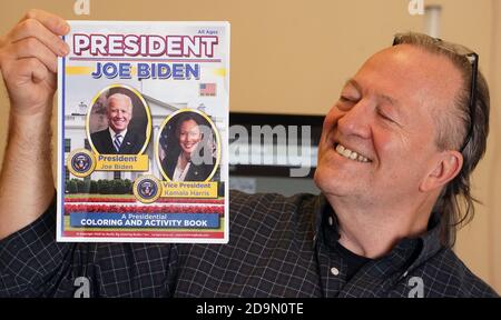 Olivette, Missouri, États-Unis. 06e novembre 2020. Wayne Bell, fondateur et PDG de Really Big Coloring Books, Inc. Présente le nouveau livre de coloriage montrant Joe Biden comme le nouveau président élu des États-Unis, à leur bureau d'Olivette, Missouri, le vendredi 6 novembre 2020. Cette version sera imprimée dès que les résultats des élections seront officiels, puisqu'ils ont également une version qui énumère le président Trump comme gagnant. Le livre de coloriage est conçu pour les enfants et les parents qui contient des chansons patriotiques, des lieux historiques et des pages décrivant comment les enfants peuvent être impliqués dans leur communauté locale, al Banque D'Images