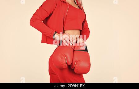 Style de vie sportif. Femme sportive entraîneur de fitness. Résoudre les problèmes. Formation personnelle. Lutte avec son propre complexe. Auto-amélioration. Fille sportive rouge vêtements gants de boxe. Salle de gym et d'entraînement. Modèle de fitness. Banque D'Images