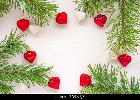 Carte de Noël avec coeur rouge et branches vertes de noël arbre Banque D'Images