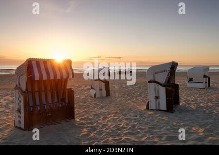 Chaises de plage sur la plage d'Ahlbeck au lever du soleil, Ostseebad Ahlbeck, Usedom, Mer Baltique, Mecklembourg-Poméranie occidentale, Allemagne Banque D'Images