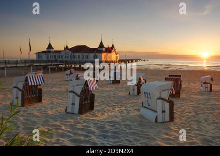 Chaises de plage et jetée sur la plage d'Ahlbeck au lever du soleil, Ostseebad Ahlbeck, Usedom, Mer Baltique, Mecklembourg-Poméranie occidentale, Allemagne Banque D'Images
