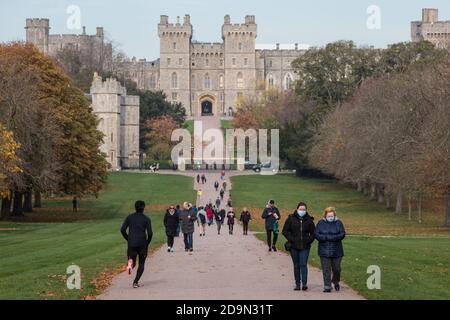 Windsor, Royaume-Uni. 6 novembre 2020. Les habitants de la région se promènent sur la longue promenade en face du château de Windsor le deuxième jour du deuxième confinement du coronavirus en Angleterre. Crédit : Mark Kerrison/Alamy Live News Banque D'Images