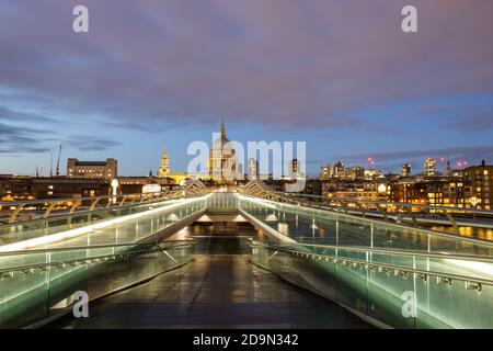 Cathédrale Saint-Paul depuis la rampe illuminée du pont du Millénaire pendant la nuit Banque D'Images