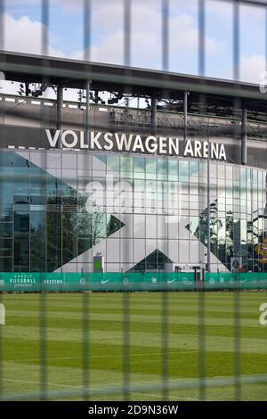 VFL Wolfsburg est un club de football professionnel en Basse-Saxe, Allemagne. Actuellement, les jeux sont joués sans spectateurs en raison de la pandémie du coronavirus. Banque D'Images