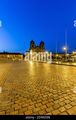 Les pavés et l'église de la Compania de Jesus au crépuscule, Plaza de Armas, Cusco, Pérou Banque D'Images