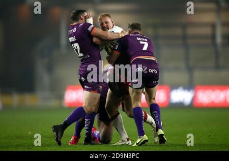 Wigan Warriors Joe Bullock (au centre) est affronté par Joe Wardle (à gauche) de Huddersfield Giant et Aidan Sezer lors du match de la Super League de Betfred au stade Emerald Headingley, à Leeds. Banque D'Images