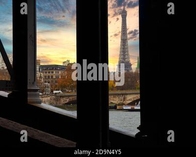 Paris, France - 29 novembre 2019 - sous un pont, vue sur la Tour Eiffel au coucher du soleil Banque D'Images